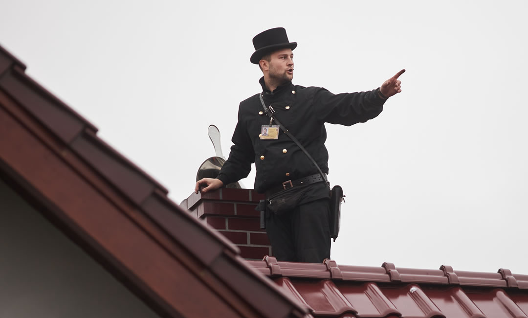 kominiarz na dachu